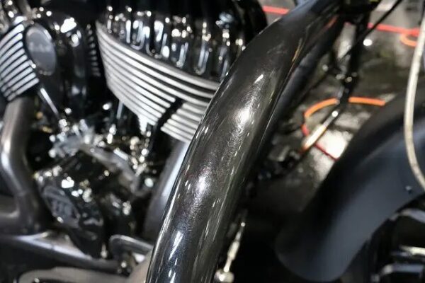 江戸川区 インディアン(オートバイ)傷付いたピアノブラックパーツ - トータルカービューティIIC 江戸川区 インディアン(オートバイ)傷付いたピアノブラックパーツ