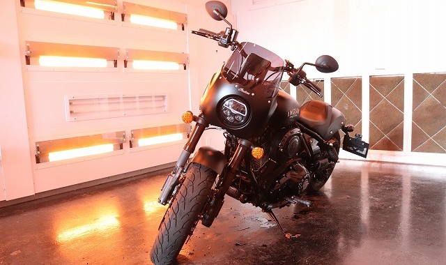 バイクコーティング後に遠赤外線熱乾燥装置で乾燥させている様子