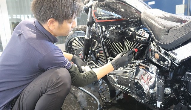 バイクコーティング前の下地処理で洗浄している様子