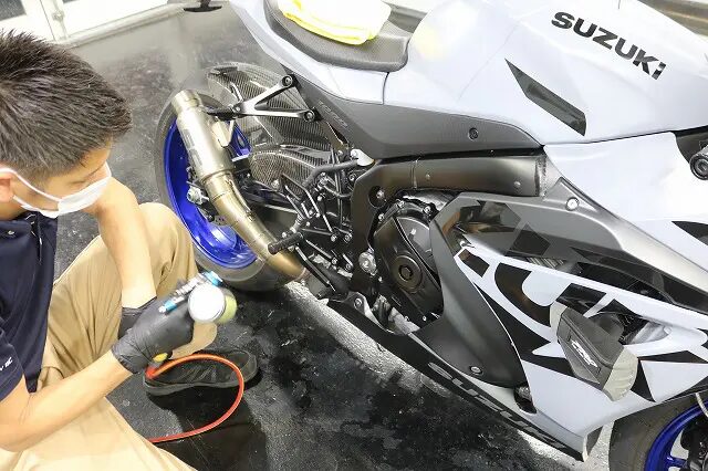 スズキGSX-R1000R バイクコーティング剤塗布中 - トータルカービューティIIC スズキGSX-R1000R バイクコーティング剤塗布中