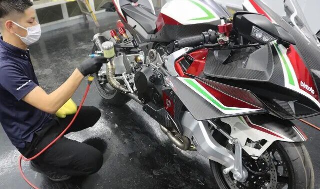 ビモータTESI-H2 バイクコーティングの様子