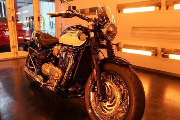 トライアンフボンネビル バイクコーティング後の遠赤外線乾燥