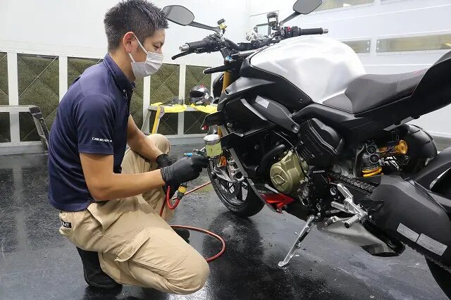 DUCATI V4 SP2　バイクコーティング剤塗布中