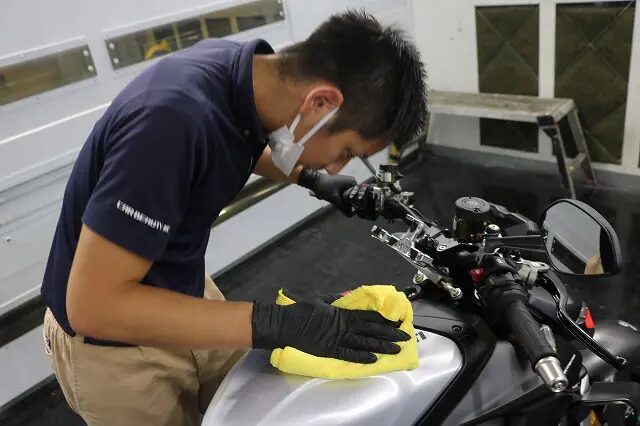 バイクコーティングの仕上げ拭きの様子