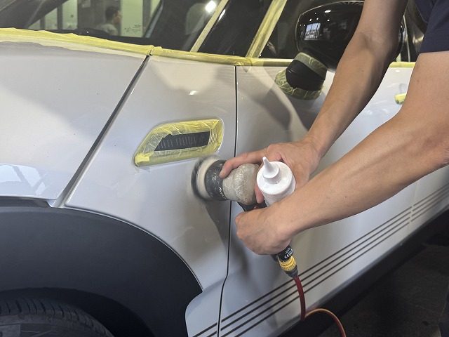 MINIクラブマンにカーコーティングの施工中