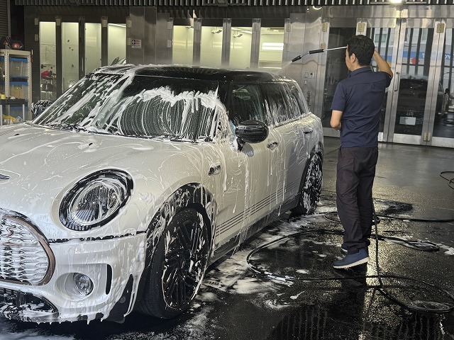 MINIクラブマンにカーコーティングの施工前 洗車