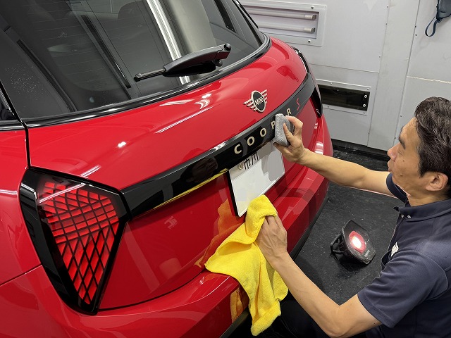MINIクーパーSにカーコーティング 施工完了中