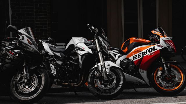 バイクが3台並んでいる様子