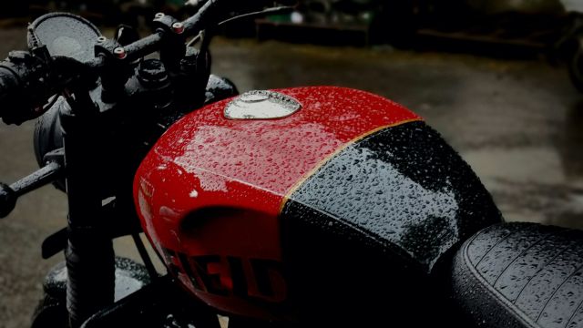濡れて汚れた状態のバイク