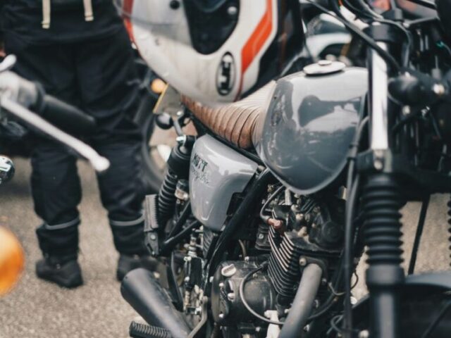 街中に駐車してあるバイク