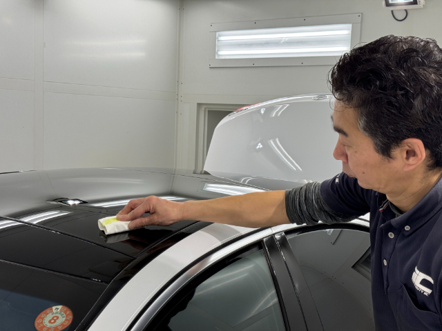メルセデスベンツ S580　新宿区　ウインドウコーティング塗布中の様子
