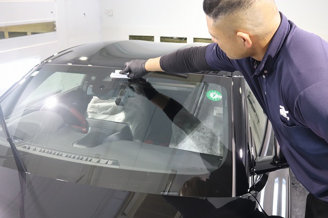 トヨタGRスープラ ウインドウコーティング剤塗布中