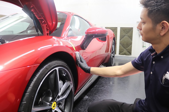 フェラーリ296GTSにカーコーティング施工中