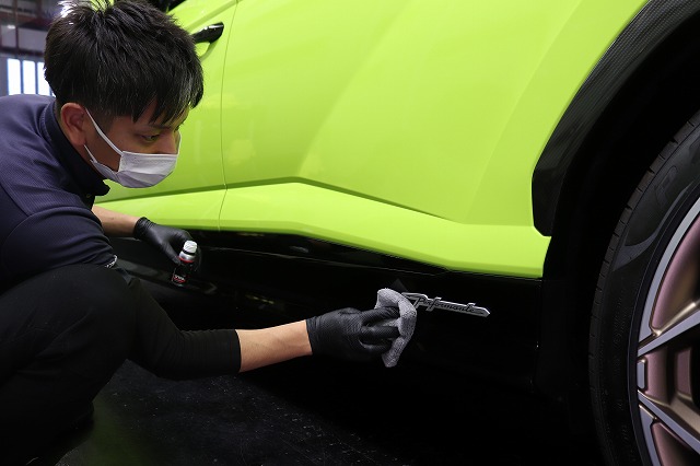 ランボルギーニ ウルス ペルフォルマンテ カーコーティング剤塗布中