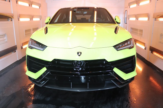 ランボルギーニ ウルス ペルフォルマンテ 遠赤外線ブースで乾燥中