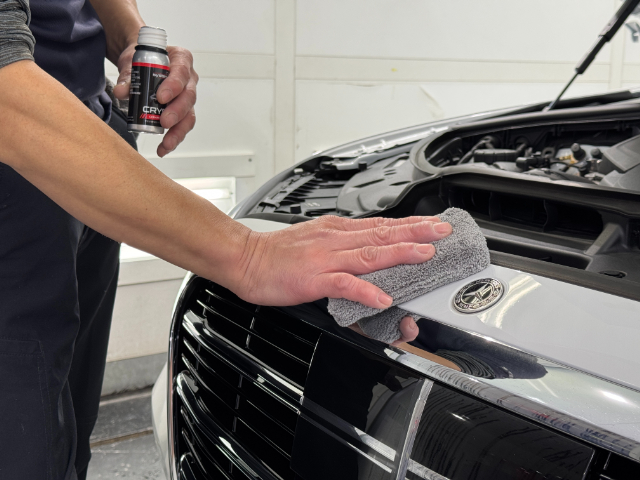 メルセデスベンツ S580　新宿区　セラミックコーティング塗布中の様子