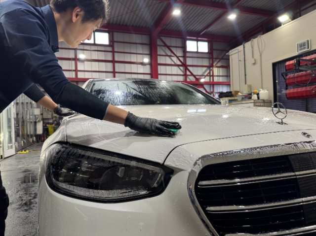 メルセデスベンツ S580　新宿区　鉄粉除去の様子