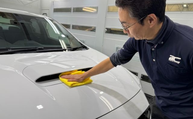 仕上げ拭きをしている様子