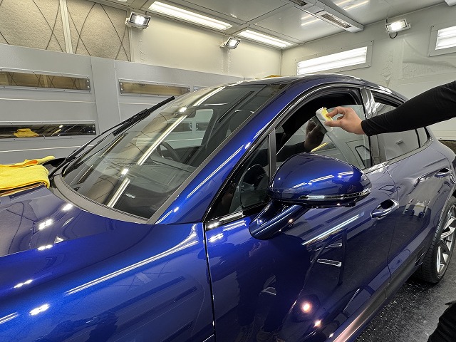 ポルシェ マカンGTS 世田谷区　ウインドウコーティング塗布中