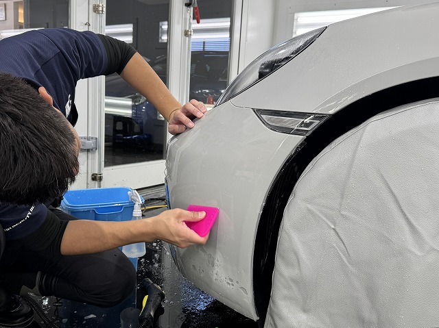 ポルシェ 718ボクスターGTS　プロテクションフィルム貼り付けの様子　中央区