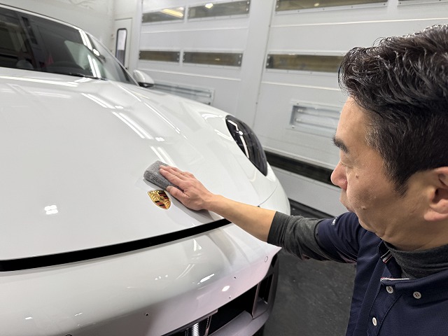 ポルシェ 911タルガ4 GTS　市川市　セラミックコーティング塗り込みの様子