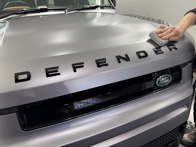 ランドローバー　ディフェンダー　木更津市　マット専用セラミックコーティング塗布の様子