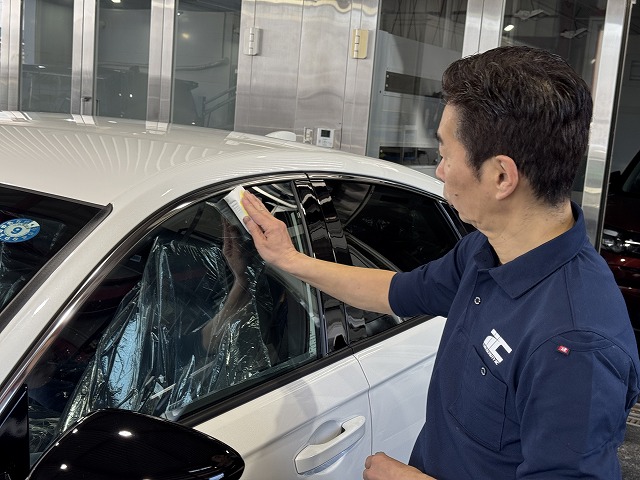 ホンダ アコード　千葉市　ウインドウコーティング塗り込み中