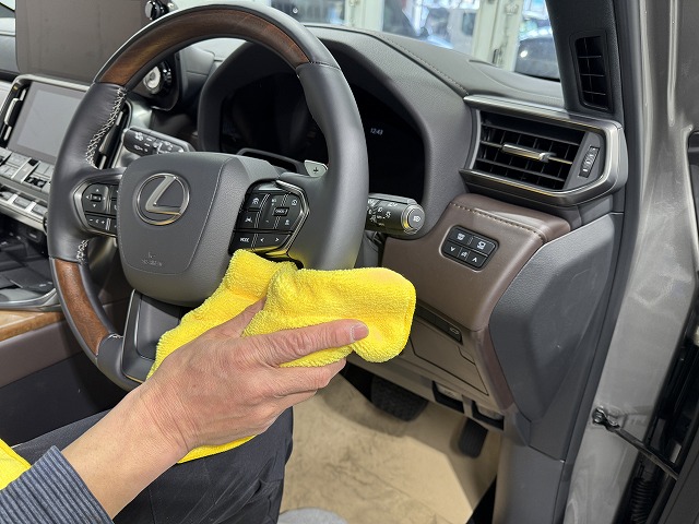 010 4 - トータルカービューティIIC レクサスLX 市川市 内装コーティング拭き上げ作業中