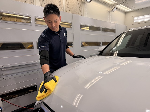 アウディ Q3　浦安市　ガラスコーティング拭き上げ作業中