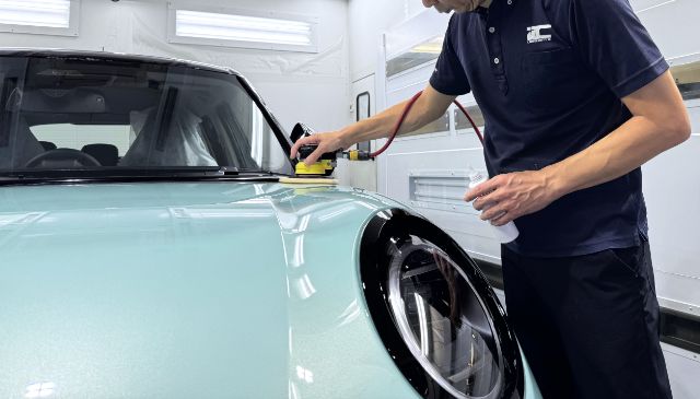 ボンネットを磨く様子