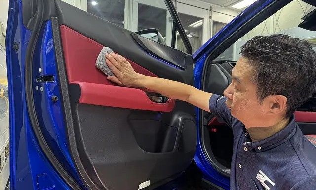 ドアリムに内装コーティングしている様子