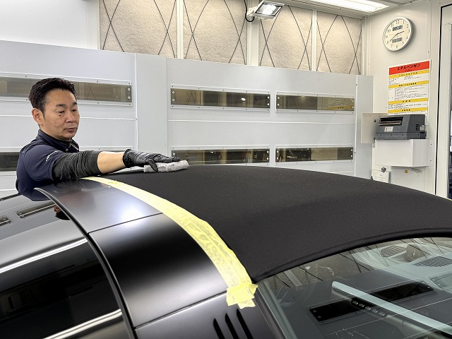 ポルシェ 911タルガ4 GTS　市川市　幌コーティング塗り込みの様子