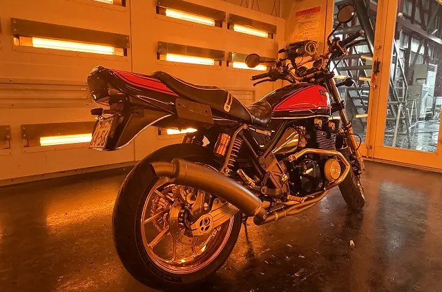 熱乾燥装置で完全硬化させている様子