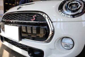 BMW MINIに断熱カーフィルムとプロテクションフィルム施工 正面画像