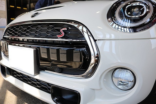 BMW MINIに断熱カーフィルムとプロテクションフィルム施工 正面画像