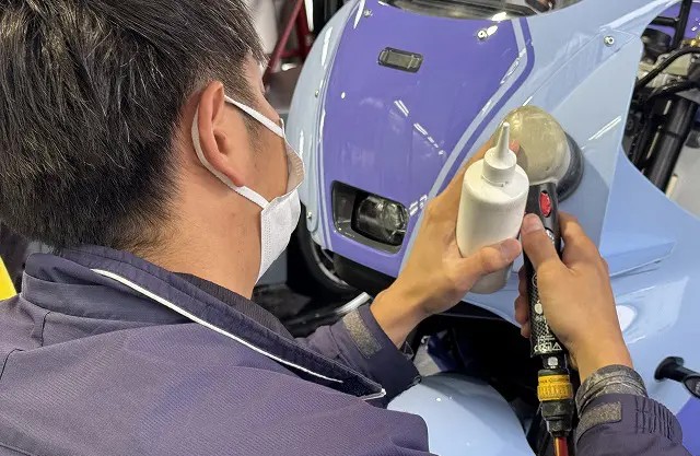 バイクを磨く様子