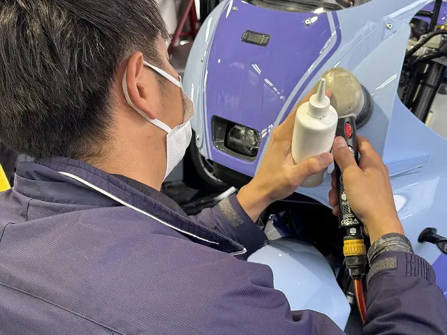 カウル部分を磨く様子