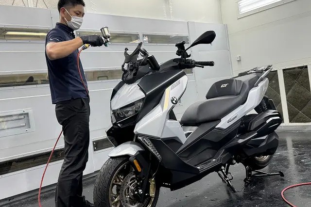 BMWバイクにコーティング剤を吹き付けている様子