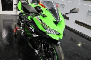神奈川県川崎市より、新車kawasaki ZX-25Rにバイクコーティングを施工