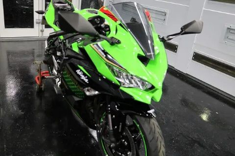 神奈川県川崎市より、新車kawasaki ZX-25Rにバイクコーティングを施工