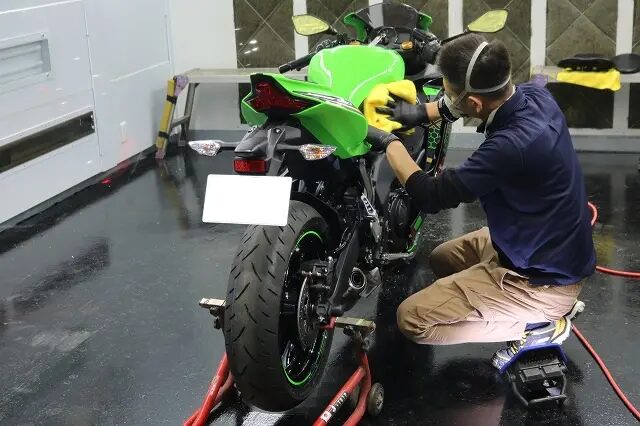 kawasaki ZX-25R バイクコーティングで仕上げ拭きしている様子