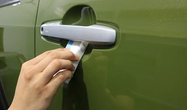 ドアハンドル部分にコーティング剤を塗っている様子