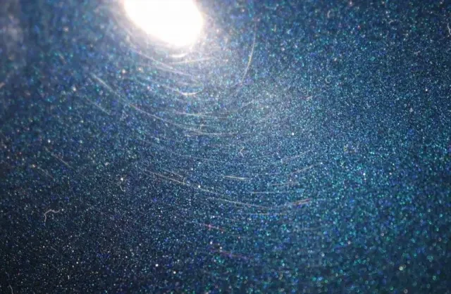 磨く前のボディ状態：細かい線傷が入っている様子