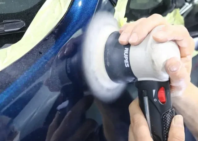 ボディを磨いている様子