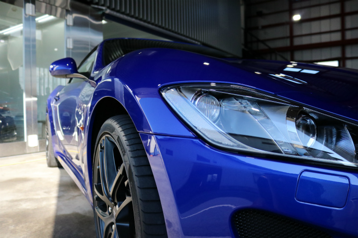 青色のギブリにプロテクションフィルムを施工した後の仕上がり