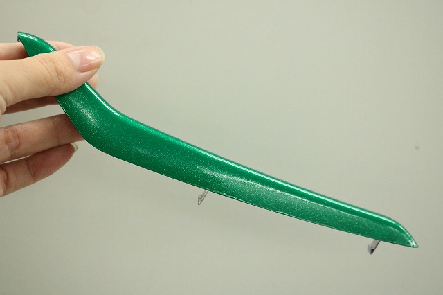 カラーラッピングフィルムをグリルパーツに貼り付けた写真