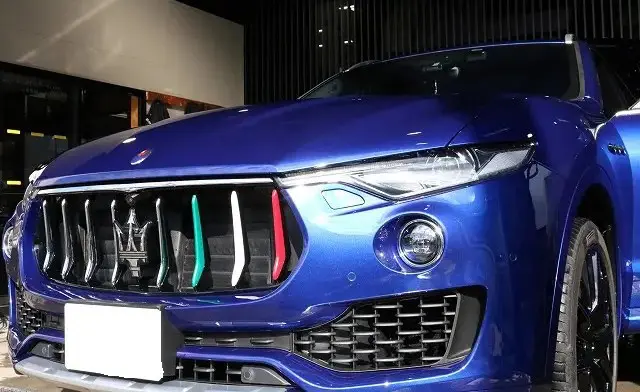 マセラティ・レヴァンテのフロントグリルにカラーラッピングフィルムを施工