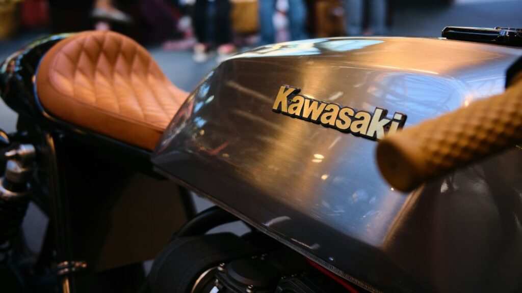 シルバーのタンクがかっこいいいカワサキのバイク