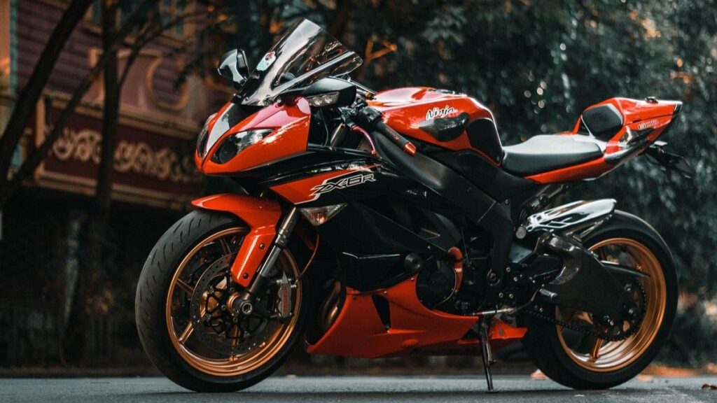 美しい赤色のバイク