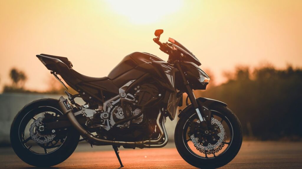太陽をバックに輝くカワサキのバイク